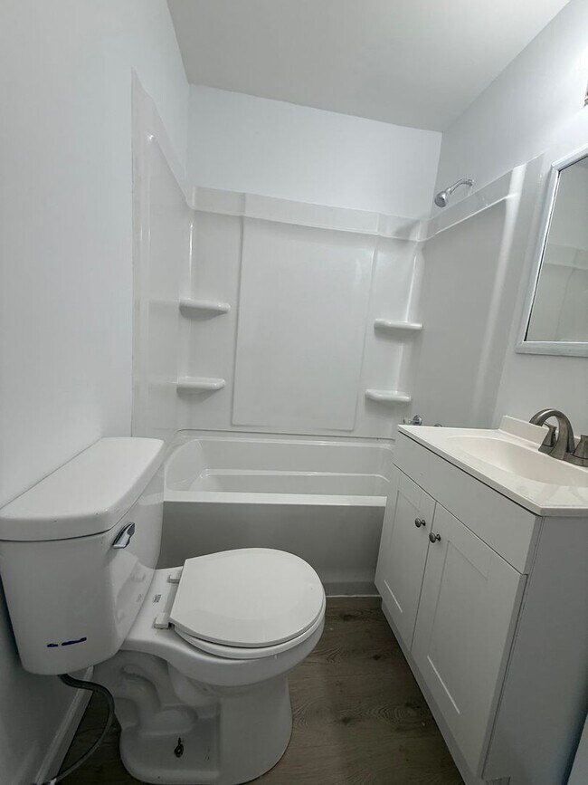 Building Photo - 3 Bedroom 1.5 Bath with BONUS ROOM!!!