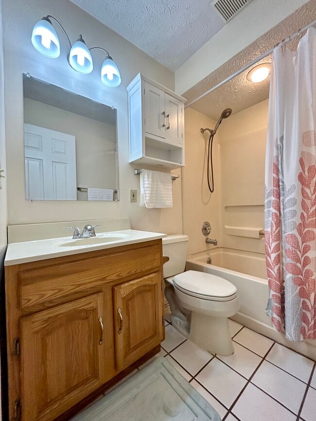 Building Photo - 6490 Almont Dr
