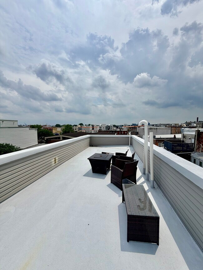 Building Photo - 640 Emily St