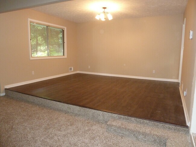 Building Photo - 3 Bed / 2.5 Bath with 2300 Square Feet!! A...