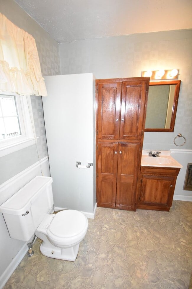 Building Photo - 2 Bedroom Home For Rent in The County!