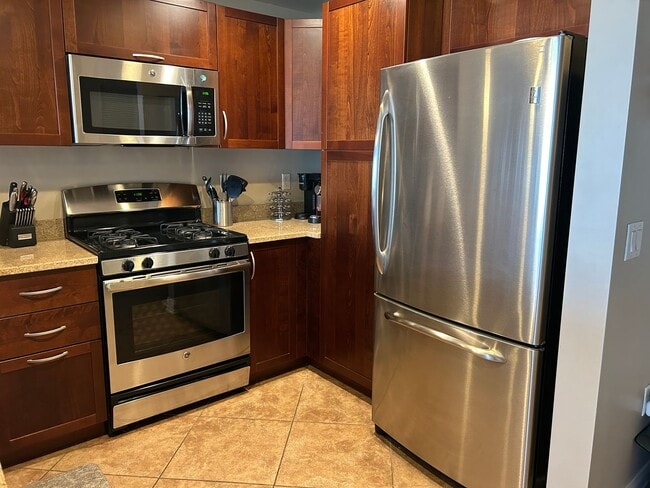 Building Photo - Hi Rise One Bedroom Condo
