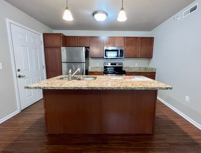 Building Photo - Pre-Leasing Now! Modern 2 Bed, 2 Bath – Centrally Located!