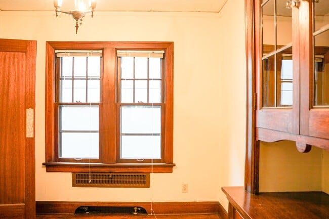 Building Photo - Stunning 1931 Townhome with Original Details You've GOT to See!