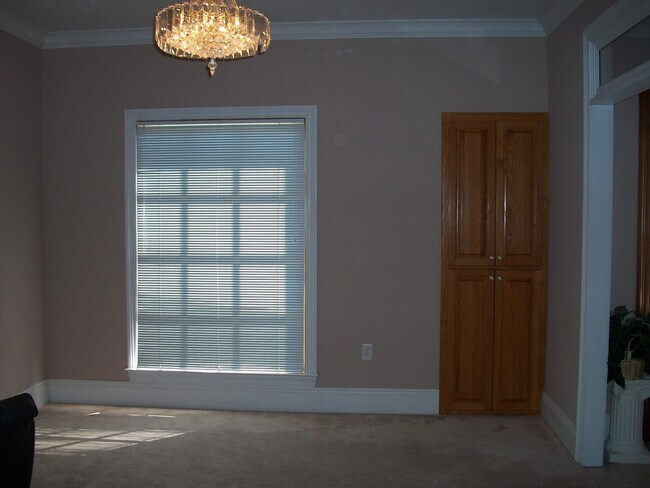 Building Photo - Spacious home in Woodlawn Estates
