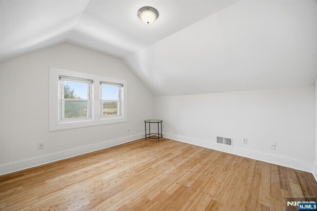 Building Photo - 136 7th Ave