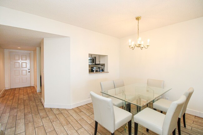 Building Photo - ** 2/2 FIRST FLOOR EMERALD LAKES BEAUTY RE...