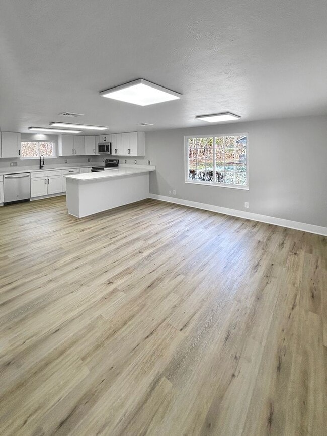 Building Photo - Welcome to this newly remodeled gem located in the heart of Collier, PA.