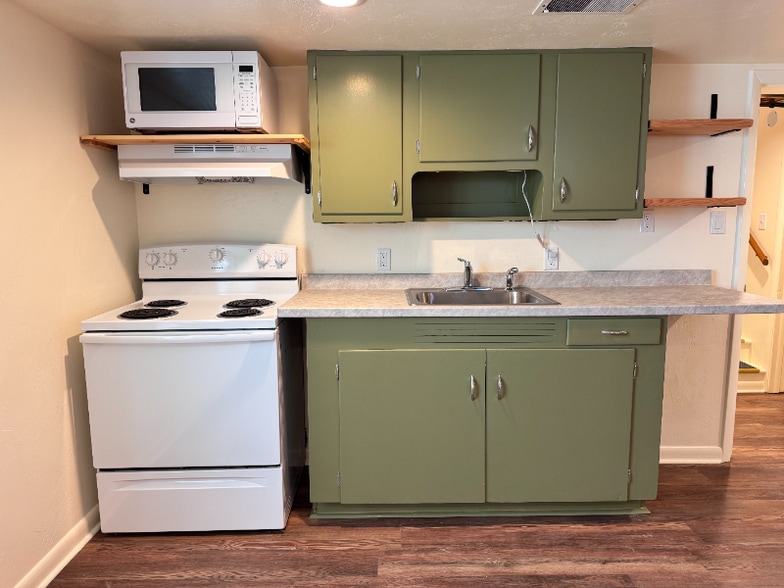 Building Photo - 607 Hollins Ave