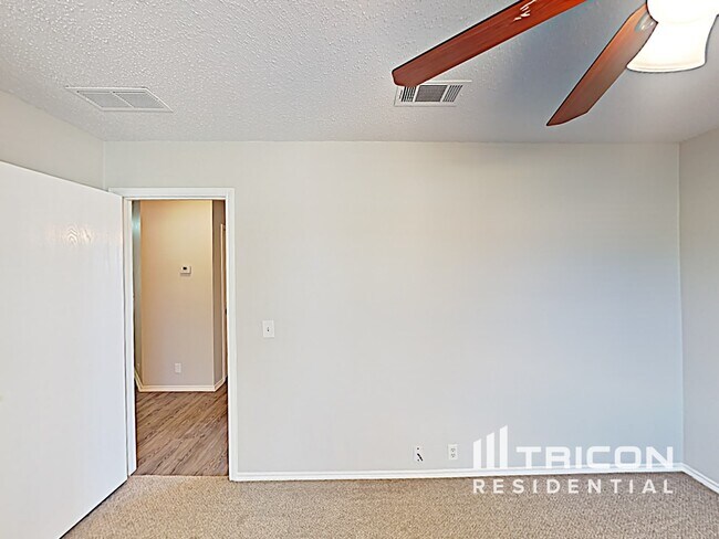Building Photo - 704 River Run Dr