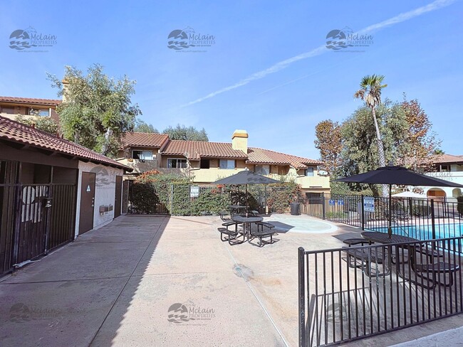 Building Photo - 3 Bed/2 Bath Two Story Townhome in Gated Community