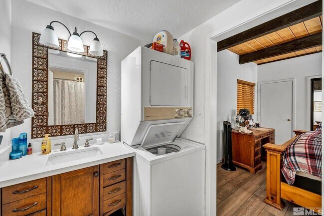 Building Photo - Unurnished condo Stateline