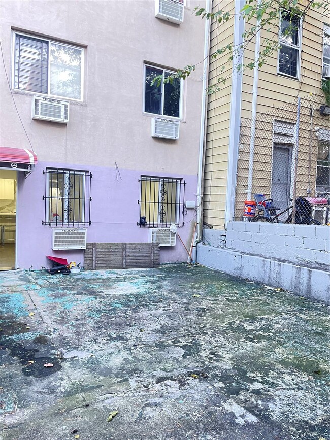 Building Photo - 767 Forest Ave