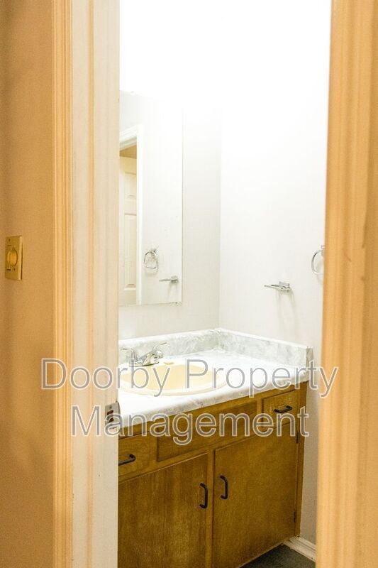 Building Photo - 18 S Germantown Rd