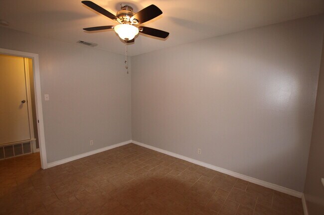 Building Photo - 2930 Williamsburg Dr