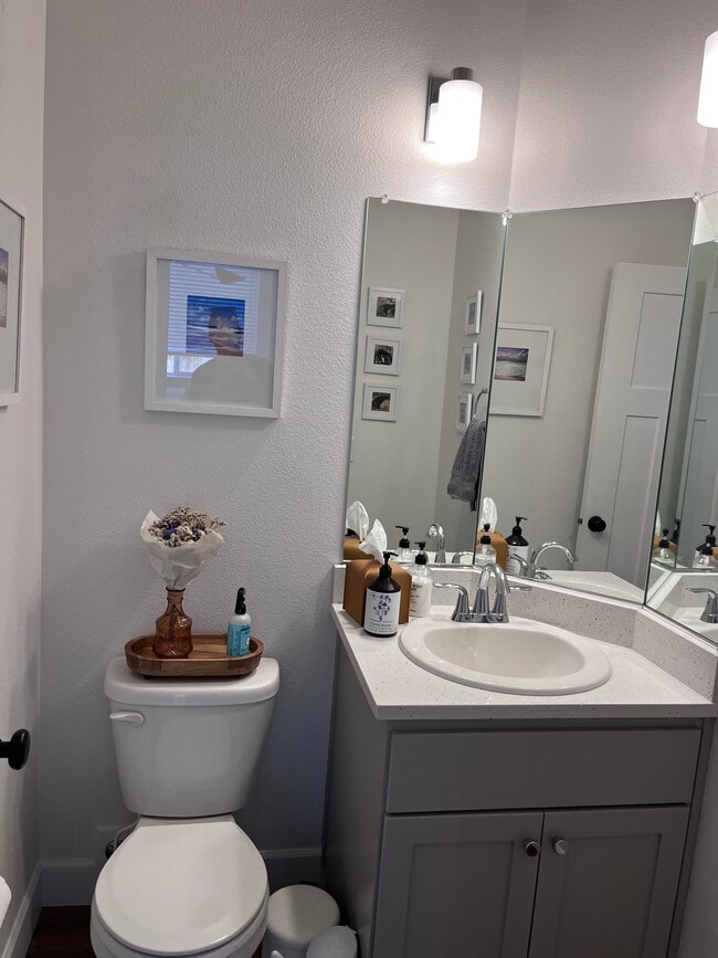 Building Photo - 990 NE Samson St