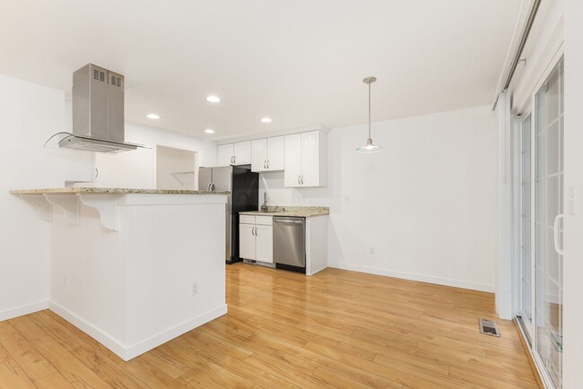 Building Photo - Stylish & Spacious 3-Bed, 2.5-Bath Townhou...