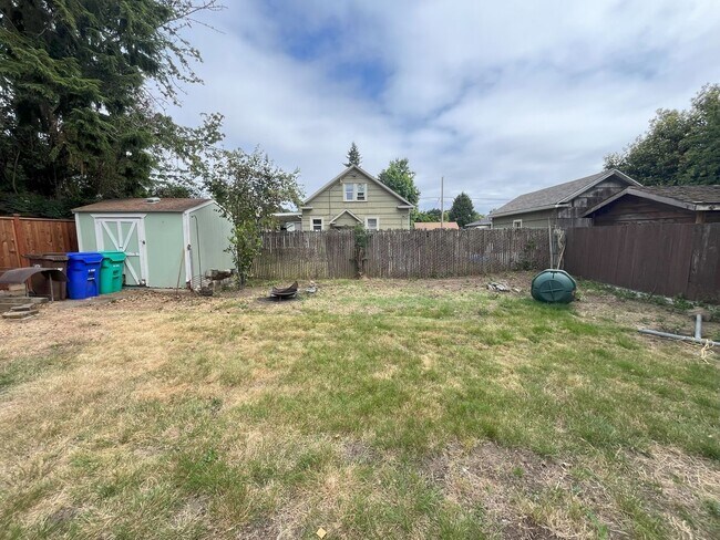 Building Photo - Spacious Multi-Level Living with Vaulted Ceilings and Backyard Access