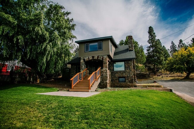 Building Photo - Charming 4-Bedroom Home with Stunning View...