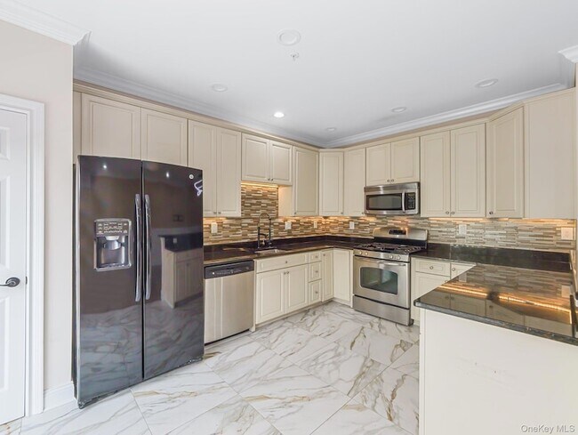 Building Photo - 1115 Balsam Dr