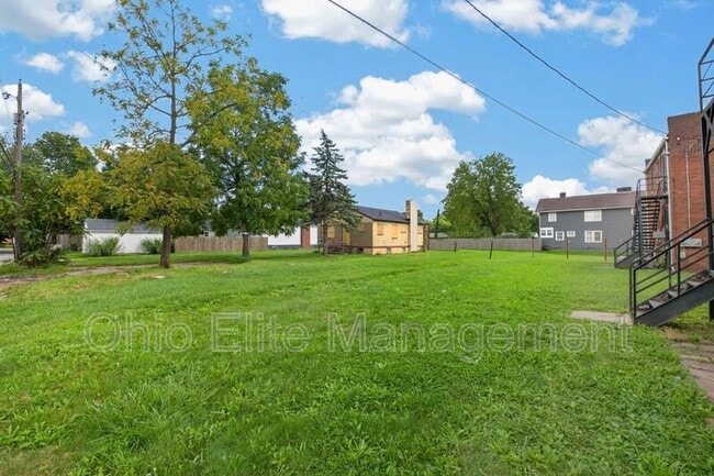 Building Photo - 1094 Oakwood Ave