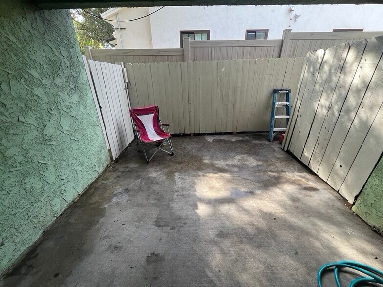 spacious enclosed patio - 3262 Montrose Ave