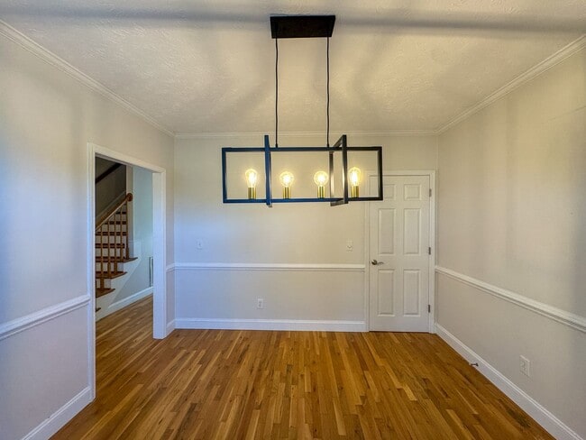 Building Photo - Charming 3 Bed, 2.5 Bath Home with a Bonus...