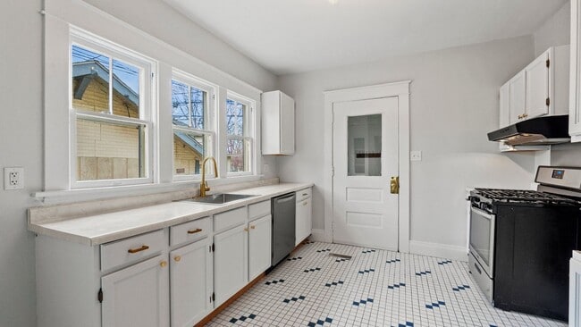 Building Photo - Single-family historic home in West Central with porch and private courtyard.