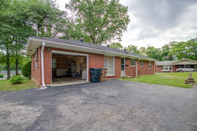 Building Photo - West Meade Single Family Home Close to Nashville West Shopping Center