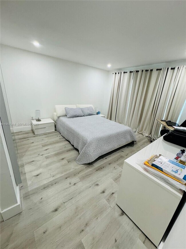 Building Photo - 1555 W 44th Pl