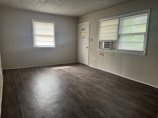 Building Photo - 406 E Park Dr