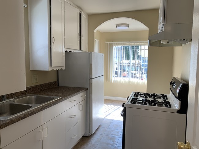 Building Photo - 736 Marine St