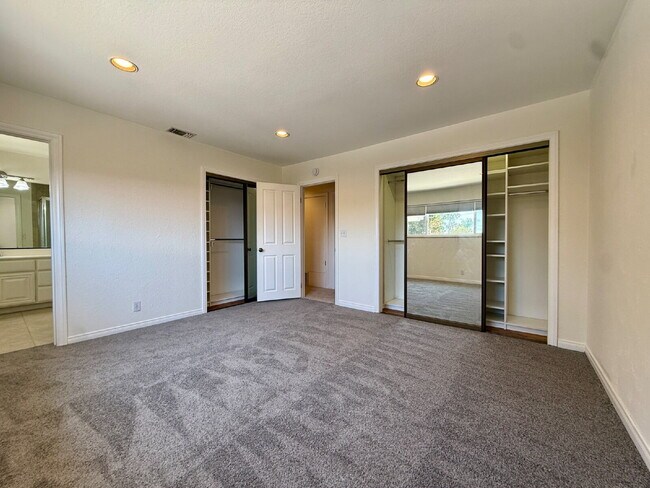 Building Photo - "Spacious 4-Bedroom Gem with 3 Full Baths in Cypress!"