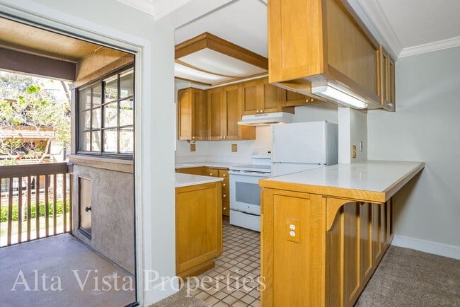 Building Photo - Villa La Jolla Dr 8840-204