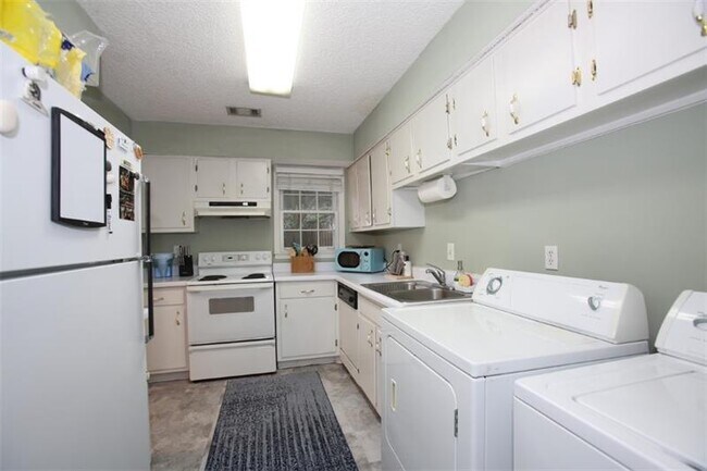 Building Photo - 2762 Farm Ln SE