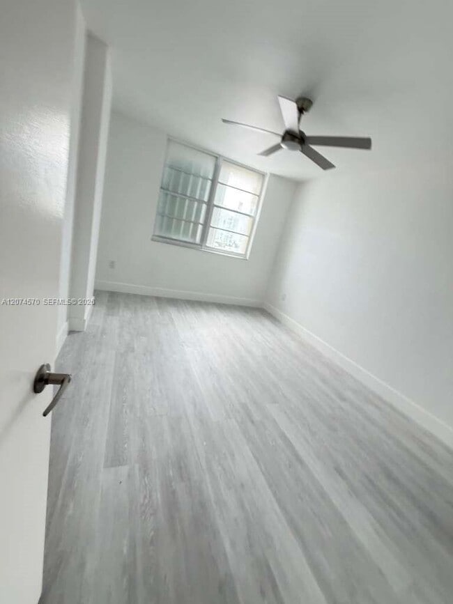 Building Photo - 500 Bayview Dr