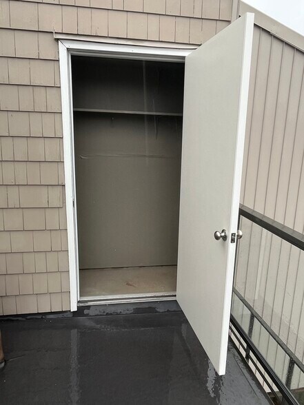 Storage closet out on the south deck - 7511 N Edgewater Ave