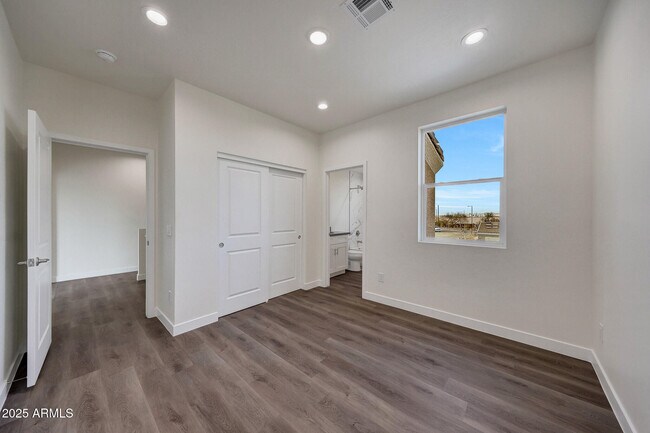 Building Photo - 921 E Desert Ln
