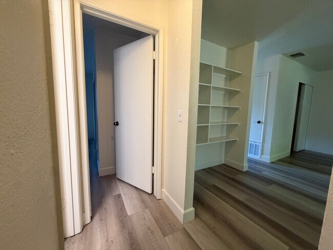 Building Photo - Beautiful 2 bedroom 1 bath Available today! Apply today!