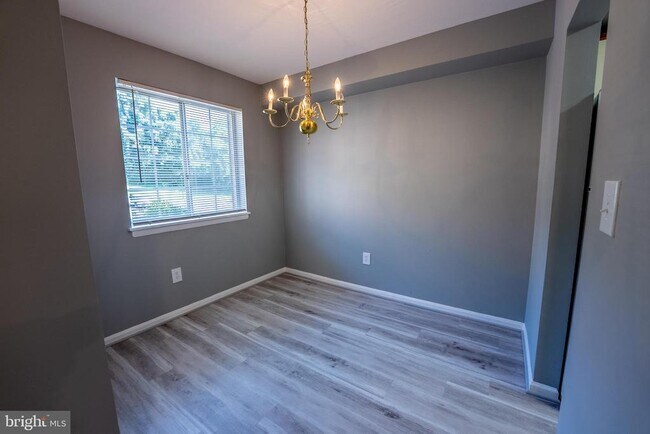 Building Photo - 1533 Colonial Dr