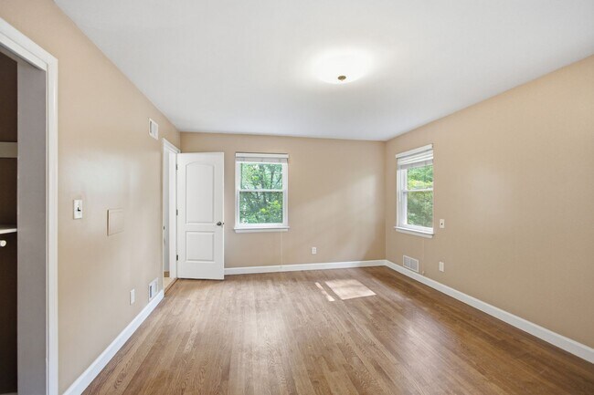 Building Photo - 10715 Clermont Ave