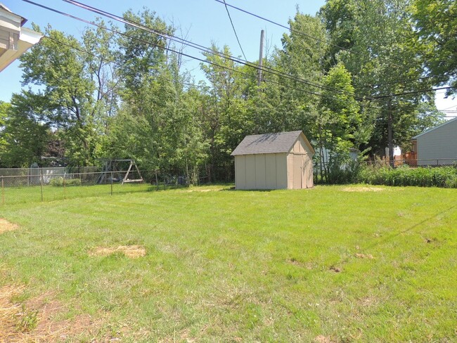 Building Photo - Breathtaking 3 bedroom, 1 bath Mayfield He...