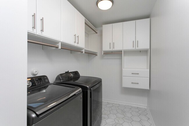 Building Photo - Gorgeous 2 Bedroom Townhome In Great West ...