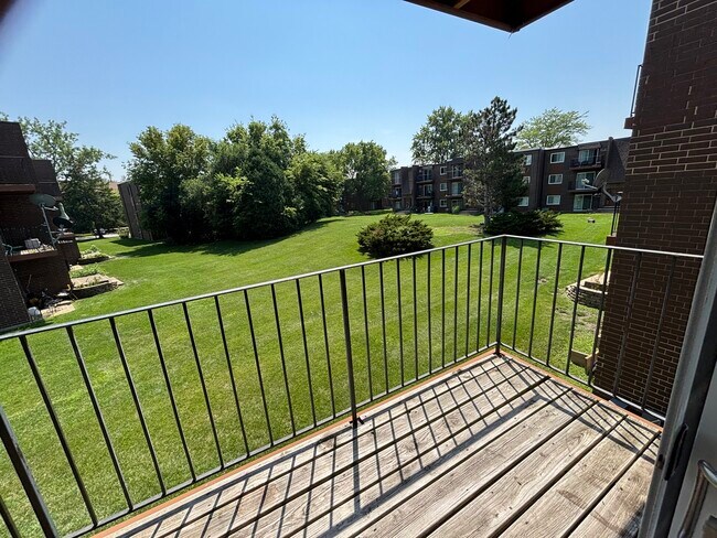 Building Photo - 701 Spruce Ct