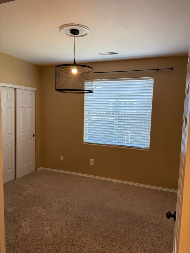 Building Photo - SW Old Mill Area 3 Bdrm, 2 Bath, All Appliances, A/C, Gas Heat/Fireplace, Dbl Garage
