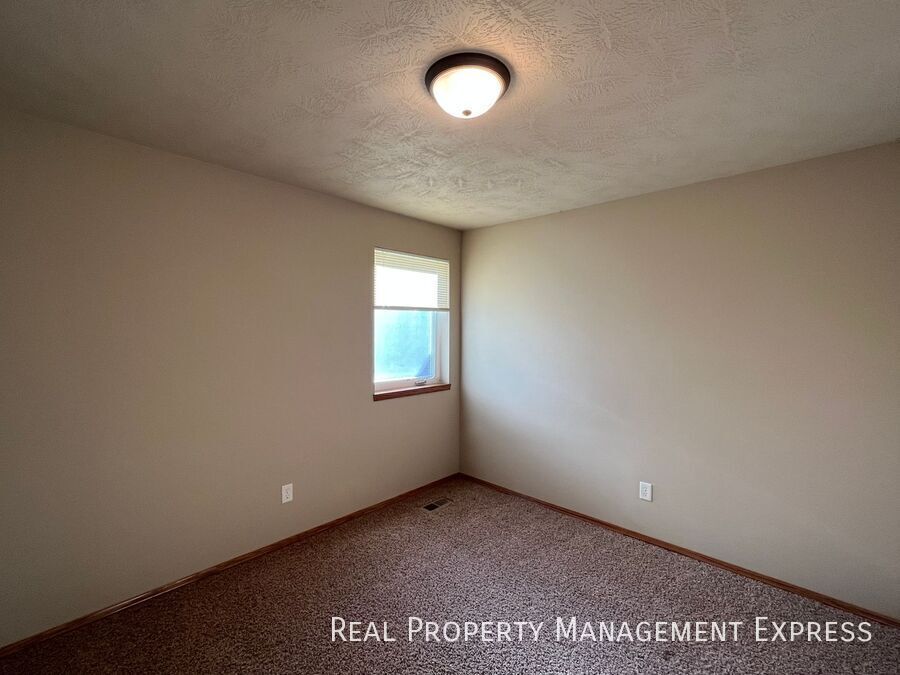 Building Photo - 3 Bedroom 2 Bathroom Townhome in SW Sioux Falls