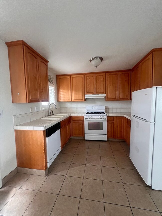 Building Photo - Super cute 2 bedroom condo