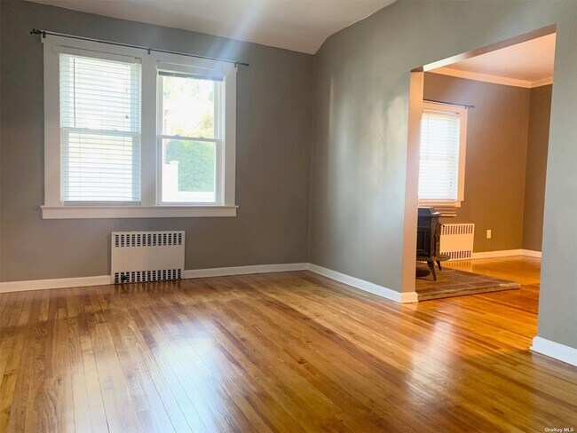 Building Photo - 571 Mineola Ave