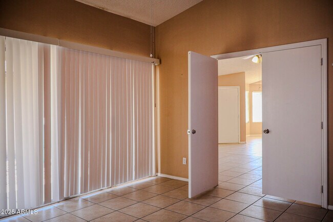 Building Photo - 3052 E Siesta Ln