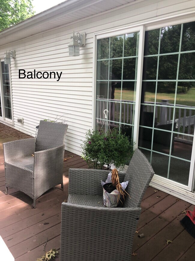Building Photo - 2 bed / 2 bath UPSTAIRS of triplex
